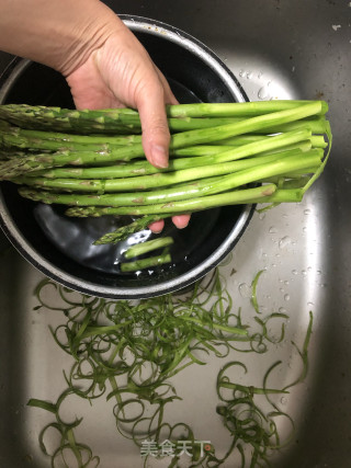 炒芦笋的做法步骤：1
