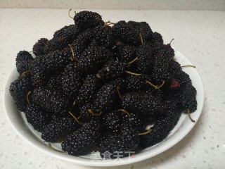 冰糖梨苹果桑葚汁的做法步骤：1