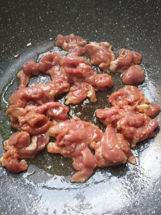 西蓝花炒肉的做法步骤：1