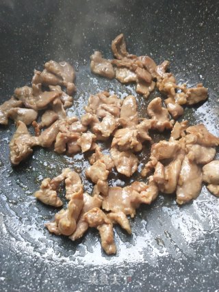 西蓝花炒肉的做法步骤：2
