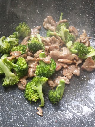西蓝花炒肉的做法步骤：3