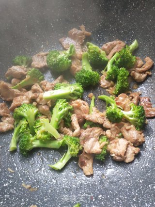 西蓝花炒肉的做法步骤：4