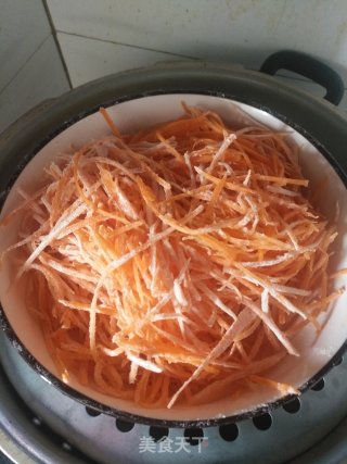 瘦身美容菜：粉蒸胡萝卜丝的做法步骤：3