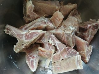 胡萝卜冬瓜炖猪颈骨的做法步骤：1