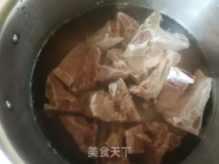 胡萝卜冬瓜炖猪颈骨的做法步骤：2