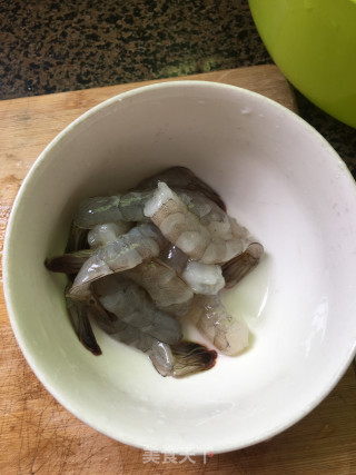 炸虾球的做法步骤：1