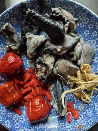 人参红枣乌鸡汤的做法步骤：2