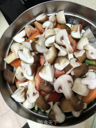 大块牛肉清烧时蔬的做法步骤：1