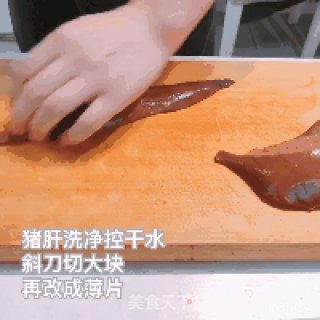 韭菜炒猪肝的做法步骤：1