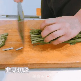 韭菜炒猪肝的做法步骤：2