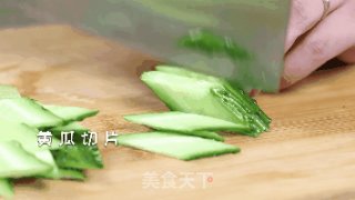 皮蛋黄瓜汤的做法步骤：1
