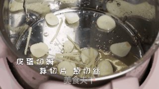 皮蛋黄瓜汤的做法步骤：2