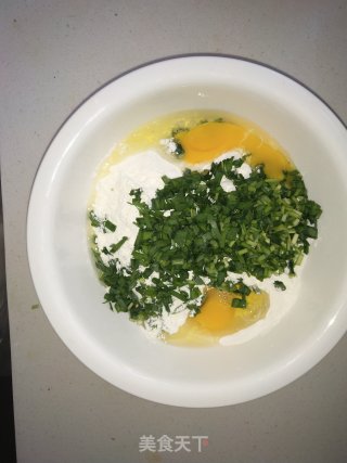 韭菜鸡蛋饼的做法步骤：1