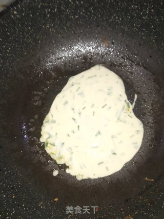 韭菜鸡蛋饼的做法步骤：3