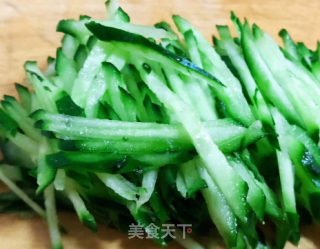 鱼皮拌青瓜丝的做法步骤：1