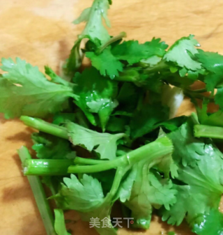 鱼皮拌青瓜丝的做法步骤：2