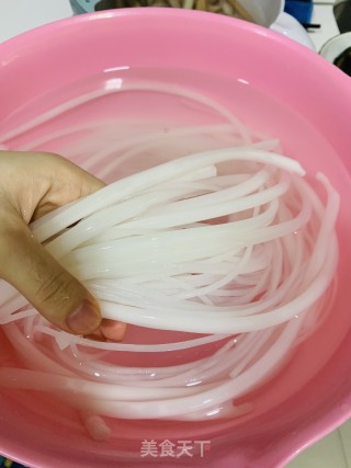 麻辣蟹肉土豆粉的做法步骤：2