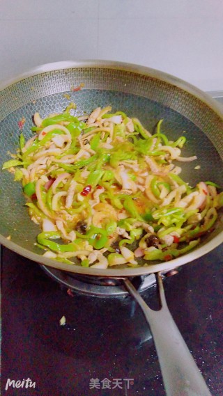 青椒肉丝的做法步骤：2