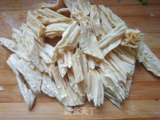 青椒炒腐竹的做法步骤：4