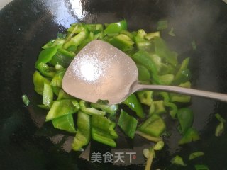 青椒炒腐竹的做法步骤：8