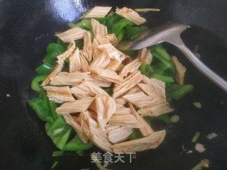 青椒炒腐竹的做法步骤：9