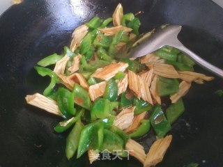 青椒炒腐竹的做法步骤：10