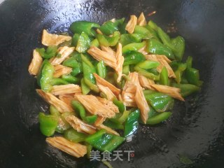 青椒炒腐竹的做法步骤：11