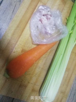 胡萝卜炒芹菜的做法步骤：1