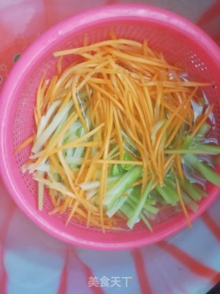 胡萝卜炒芹菜的做法步骤：2