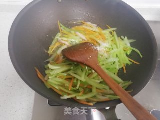 胡萝卜炒芹菜的做法步骤：5