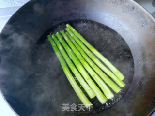 百合花拌芦笋的做法步骤：4