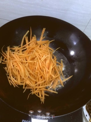 韭菜炒胡萝卜丝的做法步骤：3