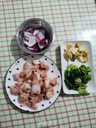 洋葱炒鸡块的做法步骤：1