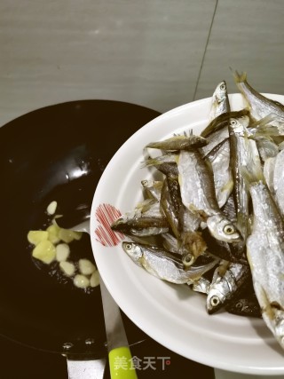 红烧小鱼干的做法步骤：3