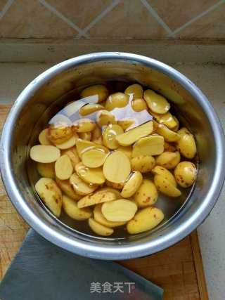 炕土豆的做法步骤：1