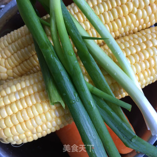 玉米胡萝卜龙骨汤的做法步骤：2