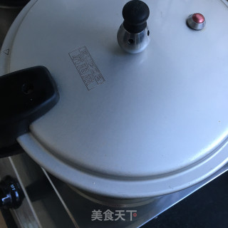 玉米胡萝卜龙骨汤的做法步骤：9