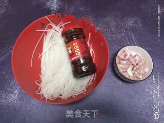 水煮肉丝米粉的做法步骤：1
