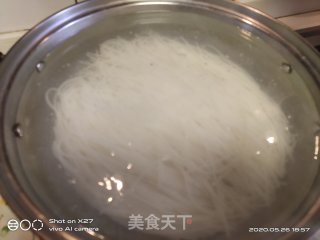 水煮肉丝米粉的做法步骤：2