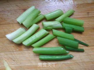 鹌鹑蛋焖土豆的做法步骤：2
