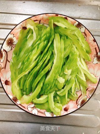 罐头鱼炒凉瓜的做法步骤：1