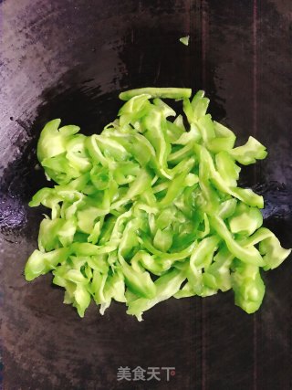 罐头鱼炒凉瓜的做法步骤：4