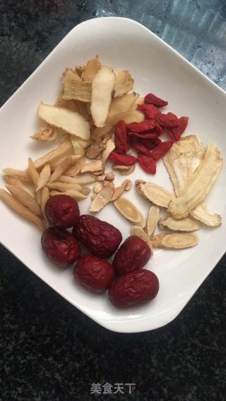 药膳蒸鸡的做法步骤：2
