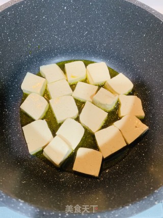 青红小辣椒炒煎豆腐的做法步骤：1