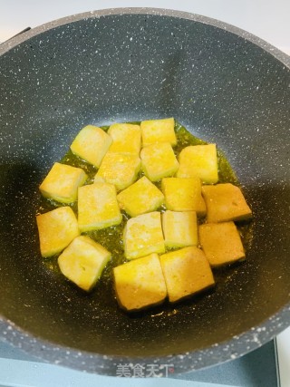 青红小辣椒炒煎豆腐的做法步骤：2