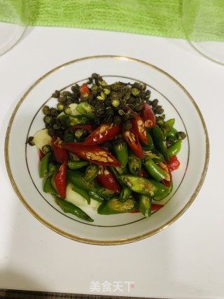 青红小辣椒炒煎豆腐的做法步骤：3