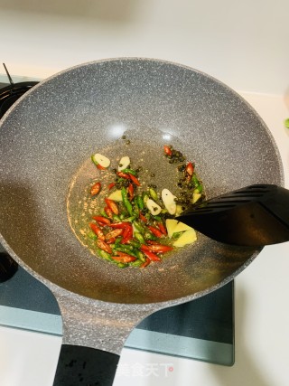 青红小辣椒炒煎豆腐的做法步骤：5