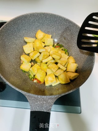 青红小辣椒炒煎豆腐的做法步骤：6