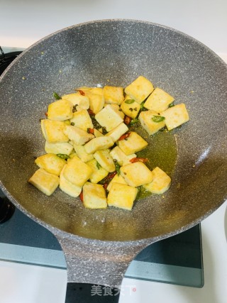 青红小辣椒炒煎豆腐的做法步骤：7