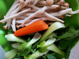 蟹味菇炒油菜的做法步骤：1